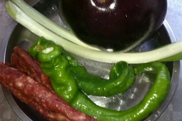 青椒茄子腊肠饼的做法图解2
