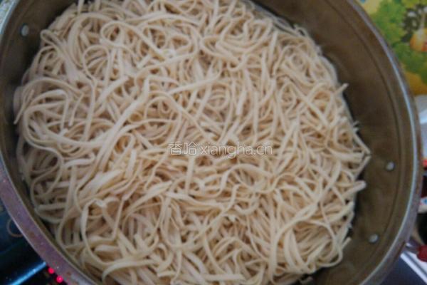 鸡腿焖面的做法图解3