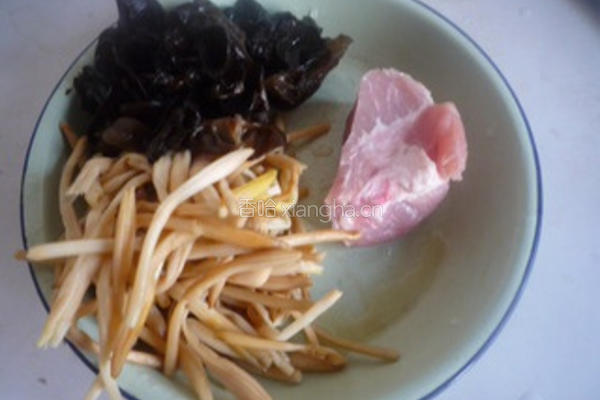 黄花菜木耳炒肉的做法图解1