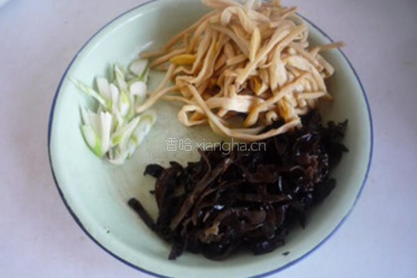 黄花菜木耳炒肉的做法图解3