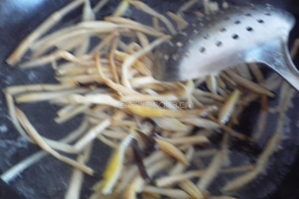 黄花菜木耳炒肉的做法图解5