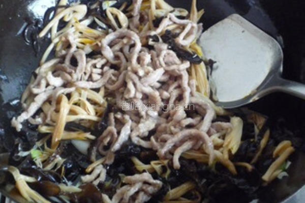 黄花菜木耳炒肉的做法图解9