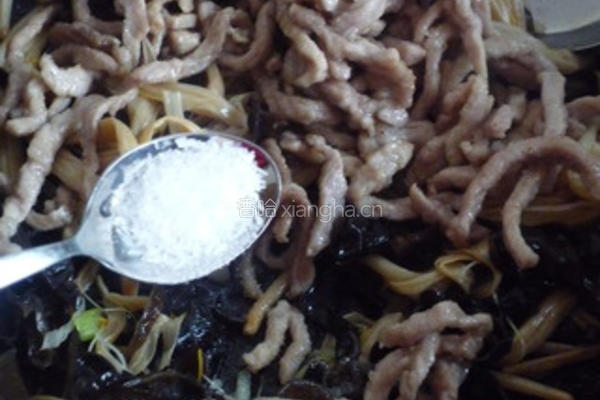 黄花菜木耳炒肉的做法图解11
