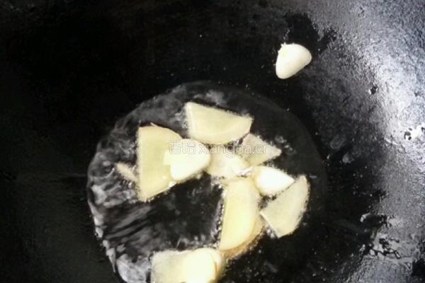 扒木耳白菜的做法图解2