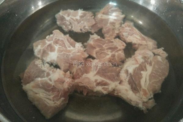幼笋金针菇糖醋排骨的做法图解2