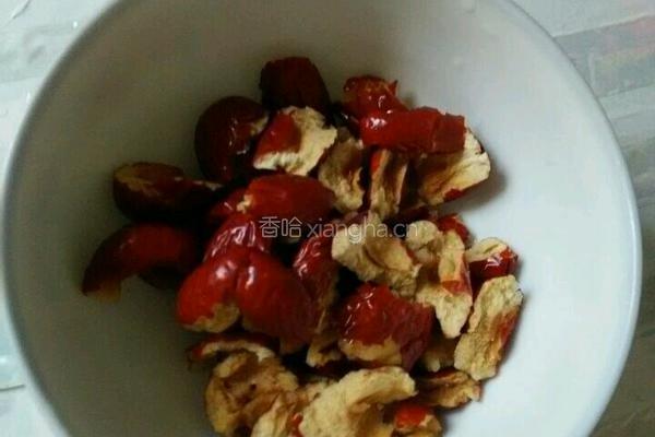 红枣桂圆银耳苟杞粥的做法图解2