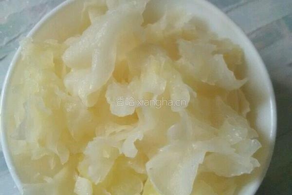 红枣桂圆银耳苟杞粥的做法图解3