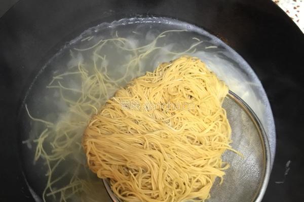 海鲜炒线面的做法图解7
