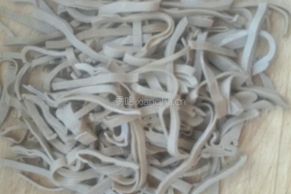 凉拌三河豆腐丝。的做法图解1