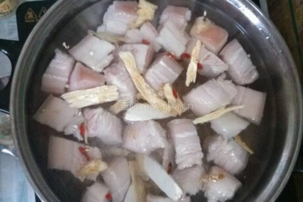 五花肉煲补药的做法图解3