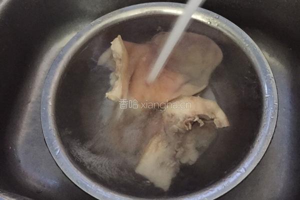 秘制卤水猪耳朵的做法图解3
