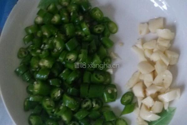 腊肉炒辣椒蒜苗 的做法图解2