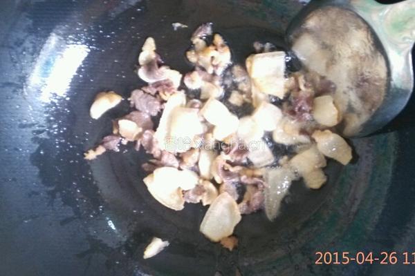 腊肉炒辣椒蒜苗 的做法图解3