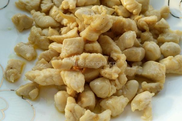 鸡丁炒豌豆的做法图解2