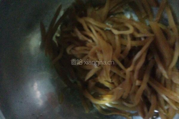 鸡蛋咸菜炒香椿的做法图解1