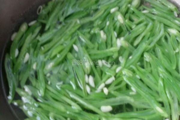 肉丝炒扁豆。的做法图解2