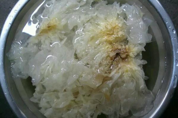 银耳鹌鹑蛋米粥的做法图解1