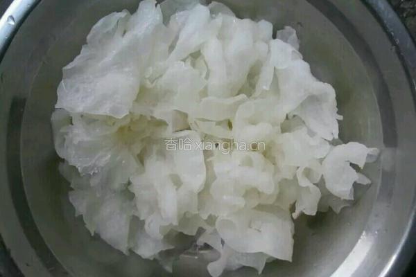 银耳鹌鹑蛋米粥的做法图解2