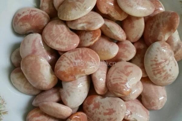 五花肉焖花豆的做法图解1