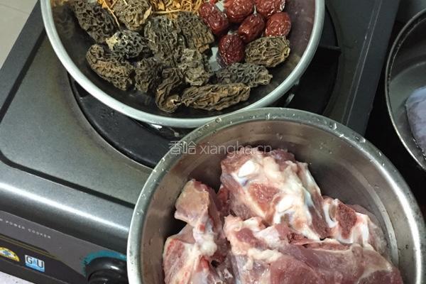 羊肚菌虫草花汤的做法图解1
