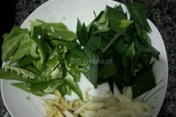 腊肉炒洋芋粉粑粑的做法图解1