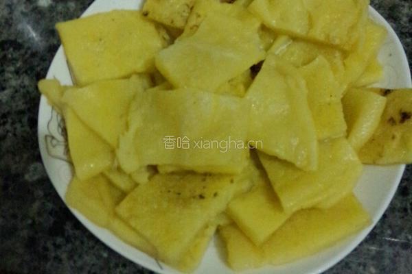 腊肉炒洋芋粉粑粑的做法图解5