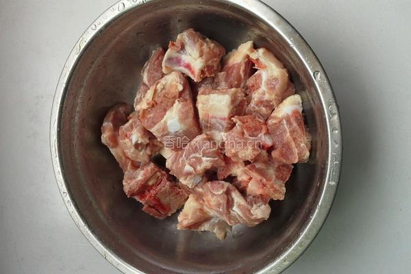 白萝卜黄花菜炖排骨的做法图解1