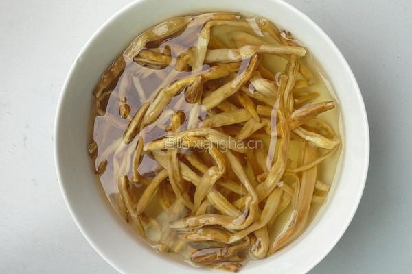 白萝卜黄花菜炖排骨的做法图解4