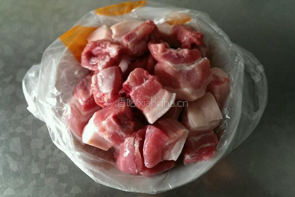 粽叶包肉的做法图解1
