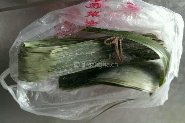 粽叶包肉的做法图解2