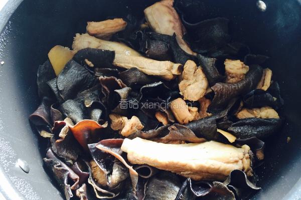 黑木耳闷排骨的做法图解4