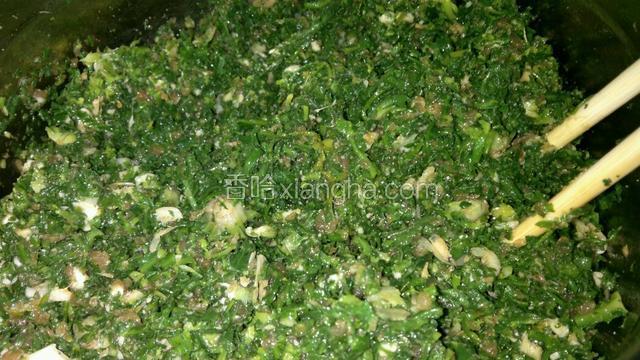 抄完水的荠菜，挤干净凉水剁碎。
这是晚上拍照灯光不太好