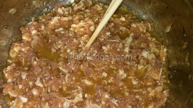 肉剁碎，里面放葱，姜末，生抽，鸡精，五香粉，料酒，虾皮，油拌匀。