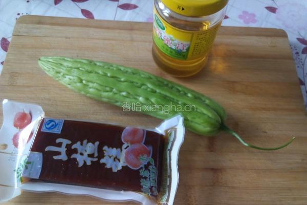 酸酸甜甜的苦瓜的做法图解1