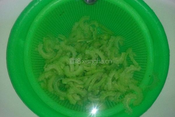 什锦翠色苦瓜的做法图解4