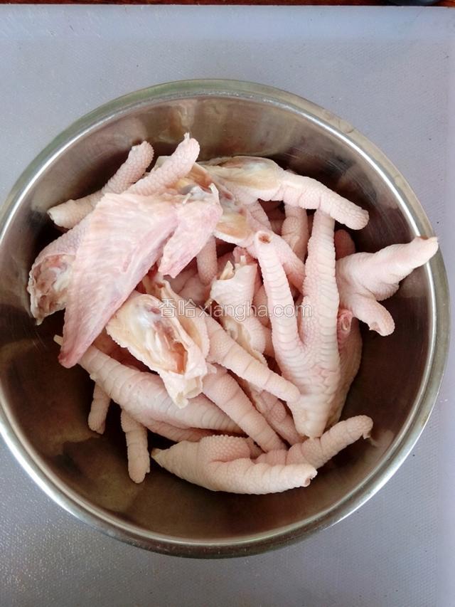 将鸡爪清洗切成两半，剁鸡指甲