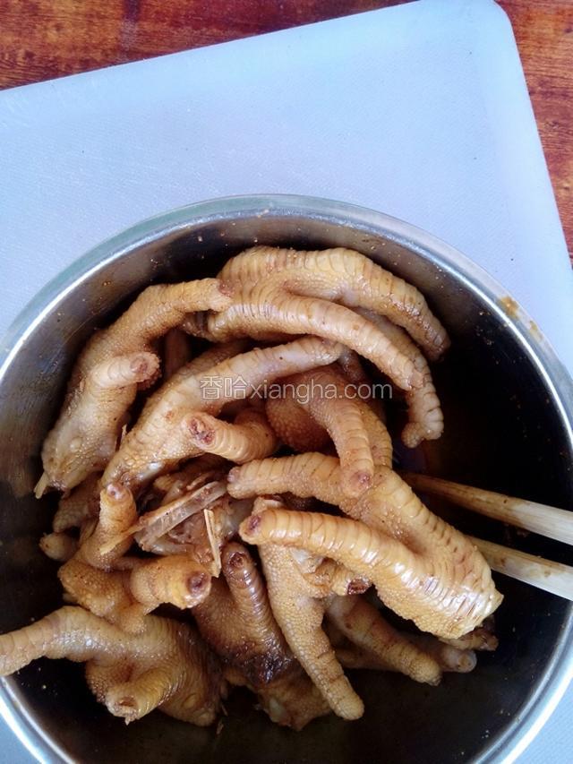 盛出，加入十三香，鸡粉，白酒，老抽，生抽，拌匀腌制二小时。