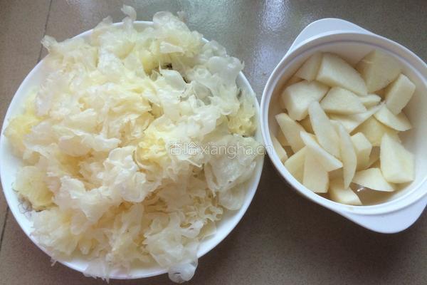 银耳雪梨糖水的做法图解2
