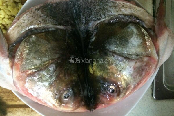 剁椒鱼头的做法图解2