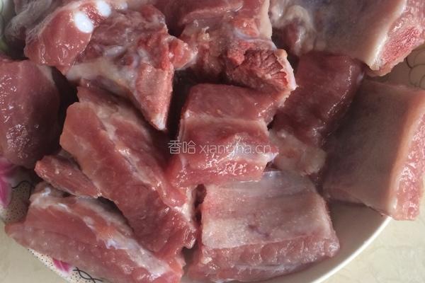 香辣排骨烧香菇的做法图解1