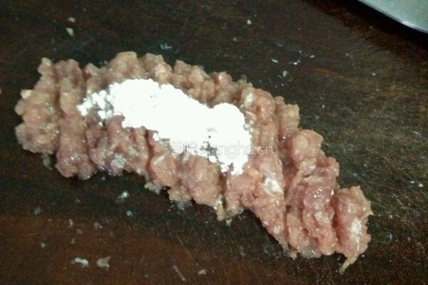 洋葱青椒鸡蛋猪肉圈的做法图解1