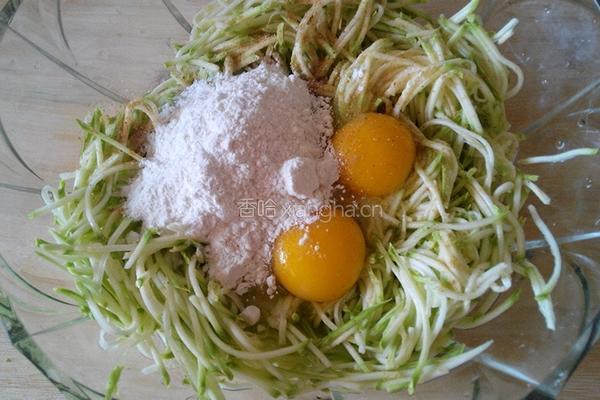 西葫芦鸡蛋饼的做法图解2
