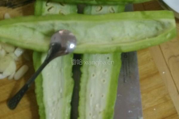 苦瓜小辣椒炒鸡蛋的做法图解1