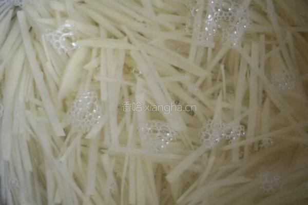 尖椒土豆丝。的做法图解1