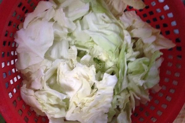豆豉包菜炒香肠的做法图解1