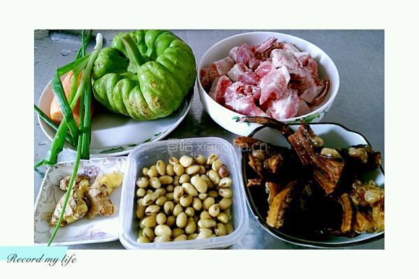 鳗鱼黄豆小瓜炖排骨汤的做法图解1