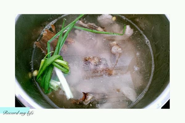 鳗鱼黄豆小瓜炖排骨汤的做法图解3