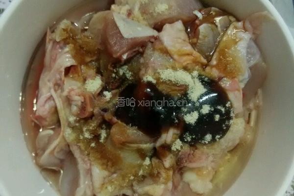 土豆炒鸡肉的做法图解1