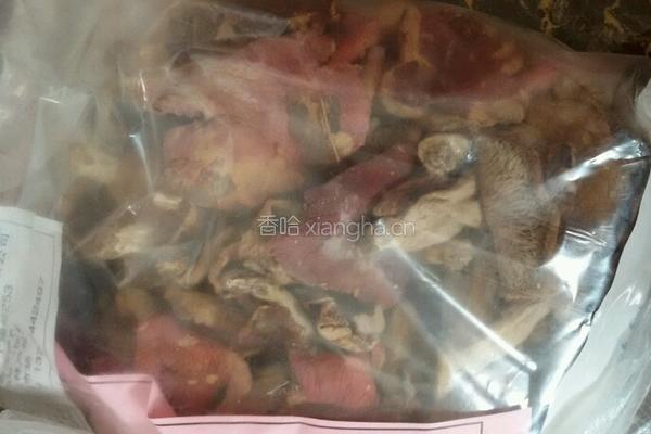 炖干红菌脊骨汤的做法图解1