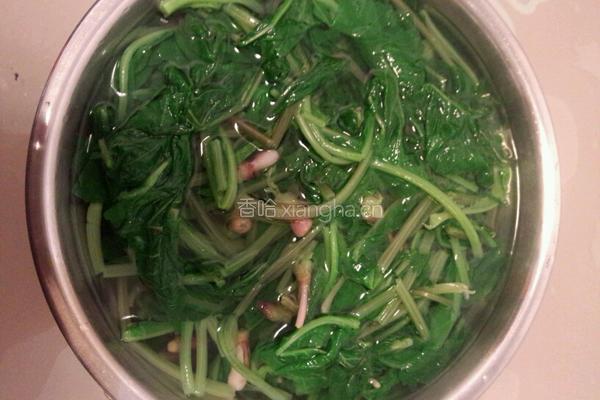 萝卜缨汤洋芋的做法图解1